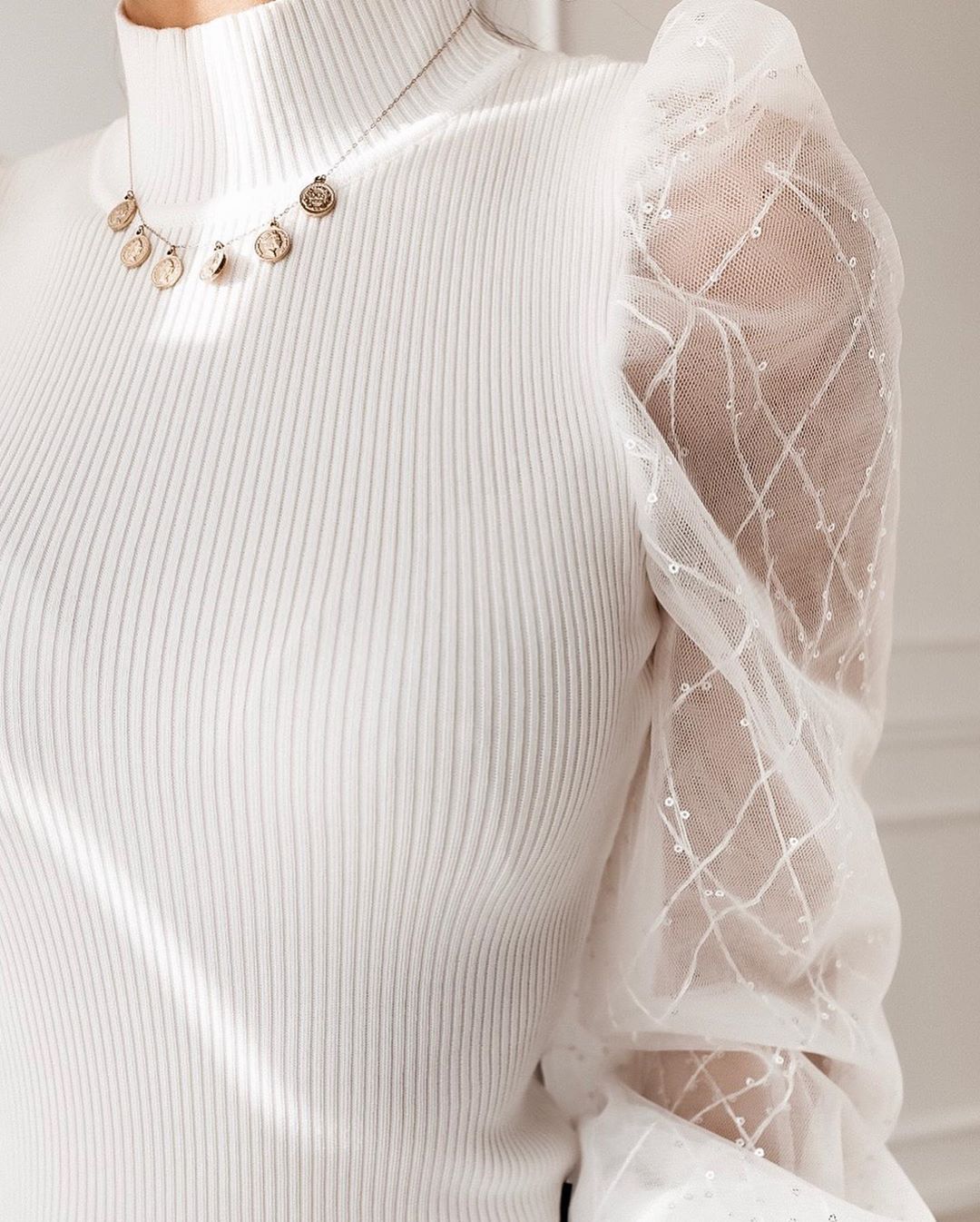 Shiny bead mesh thread sleeve stitching
